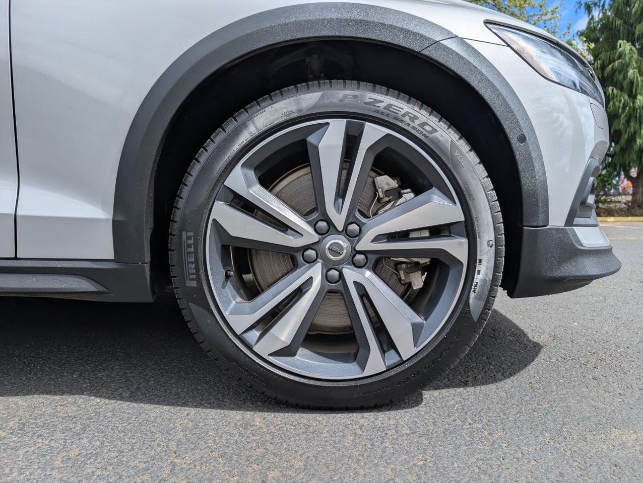 2025 Volvo V60 Cross Country B5 Hybrid AWD PLUS | High Performance Audio, Pilot Assist, 360 Cam, 4 Heated Seats & Wheel Portland OR