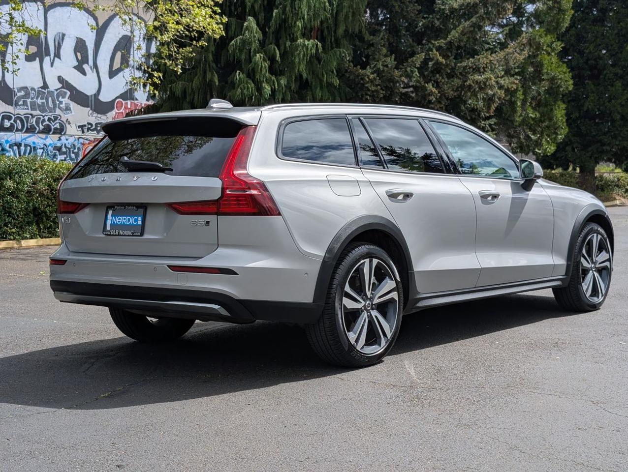 2025 Volvo V60 Cross Country B5 Hybrid AWD PLUS | High Performance Audio, Pilot Assist, 360 Cam, 4 Heated Seats & Wheel Portland OR