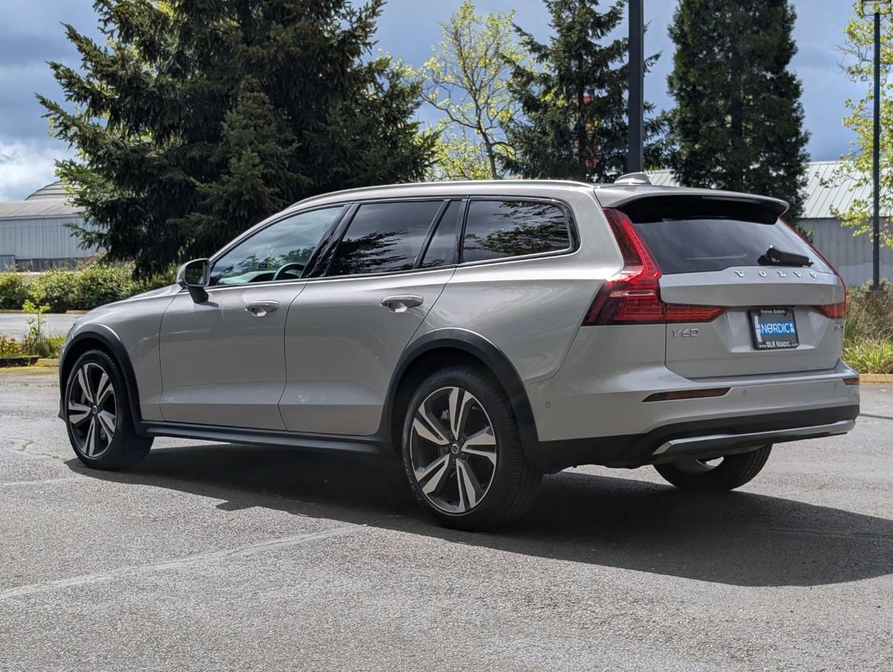 2025 Volvo V60 Cross Country B5 Hybrid AWD PLUS | High Performance Audio, Pilot Assist, 360 Cam, 4 Heated Seats & Wheel Portland OR