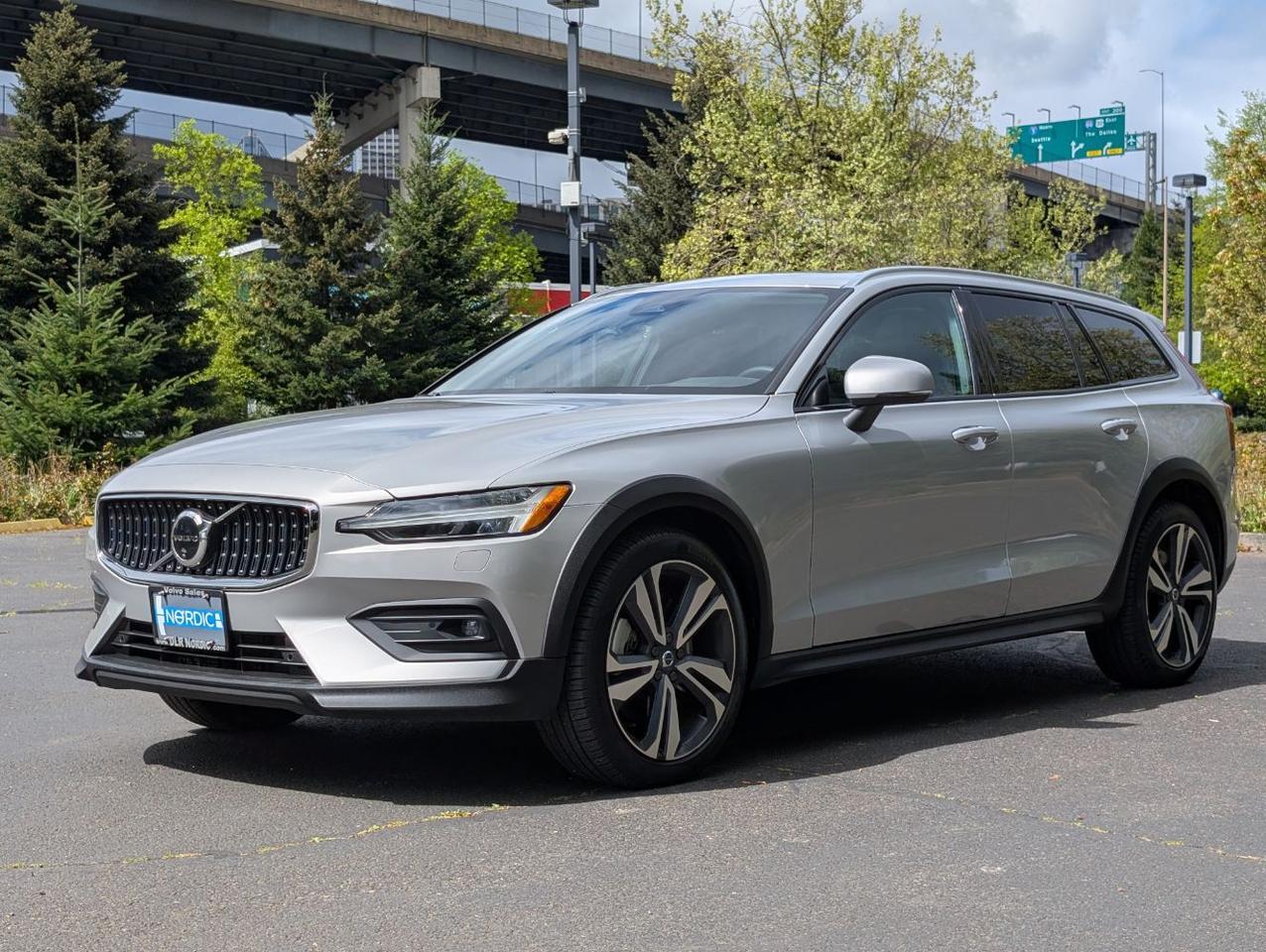 2025 Volvo V60 Cross Country B5 Hybrid AWD PLUS | High Performance Audio, Pilot Assist, 360 Cam, 4 Heated Seats & Wheel Portland OR