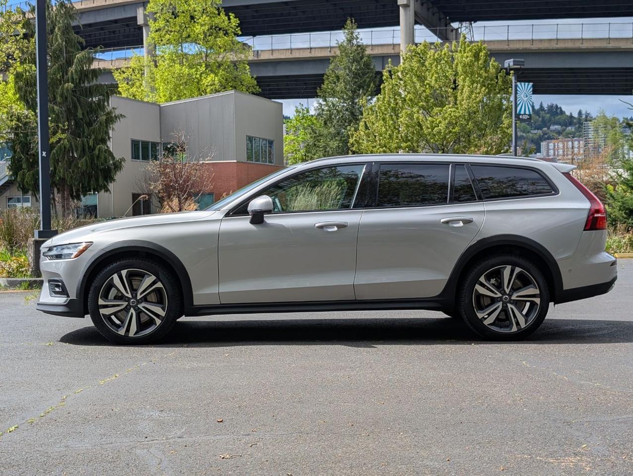 2025 Volvo V60 Cross Country B5 Hybrid AWD PLUS | High Performance Audio, Pilot Assist, 360 Cam, 4 Heated Seats & Wheel Portland OR