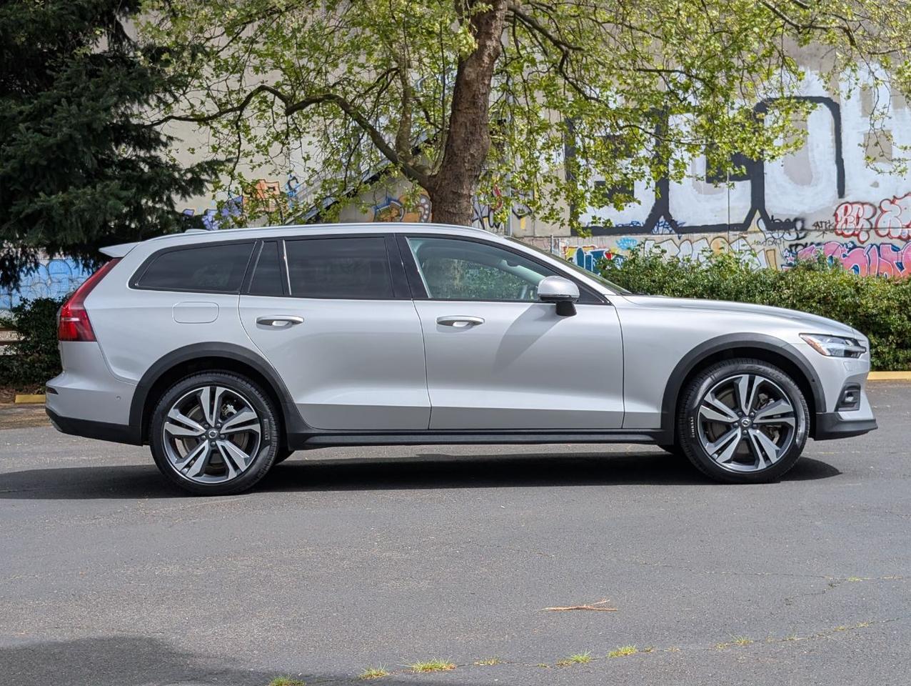 2025 Volvo V60 Cross Country B5 Hybrid AWD PLUS | High Performance Audio, Pilot Assist, 360 Cam, 4 Heated Seats & Wheel Portland OR