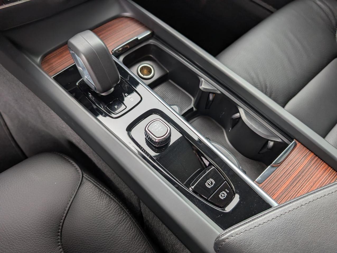 2025 Volvo V60 Cross Country B5 Hybrid AWD PLUS | High Performance Audio, Pilot Assist, 360° Cam, 4 Heated Seats & Htd Wheel Portland OR