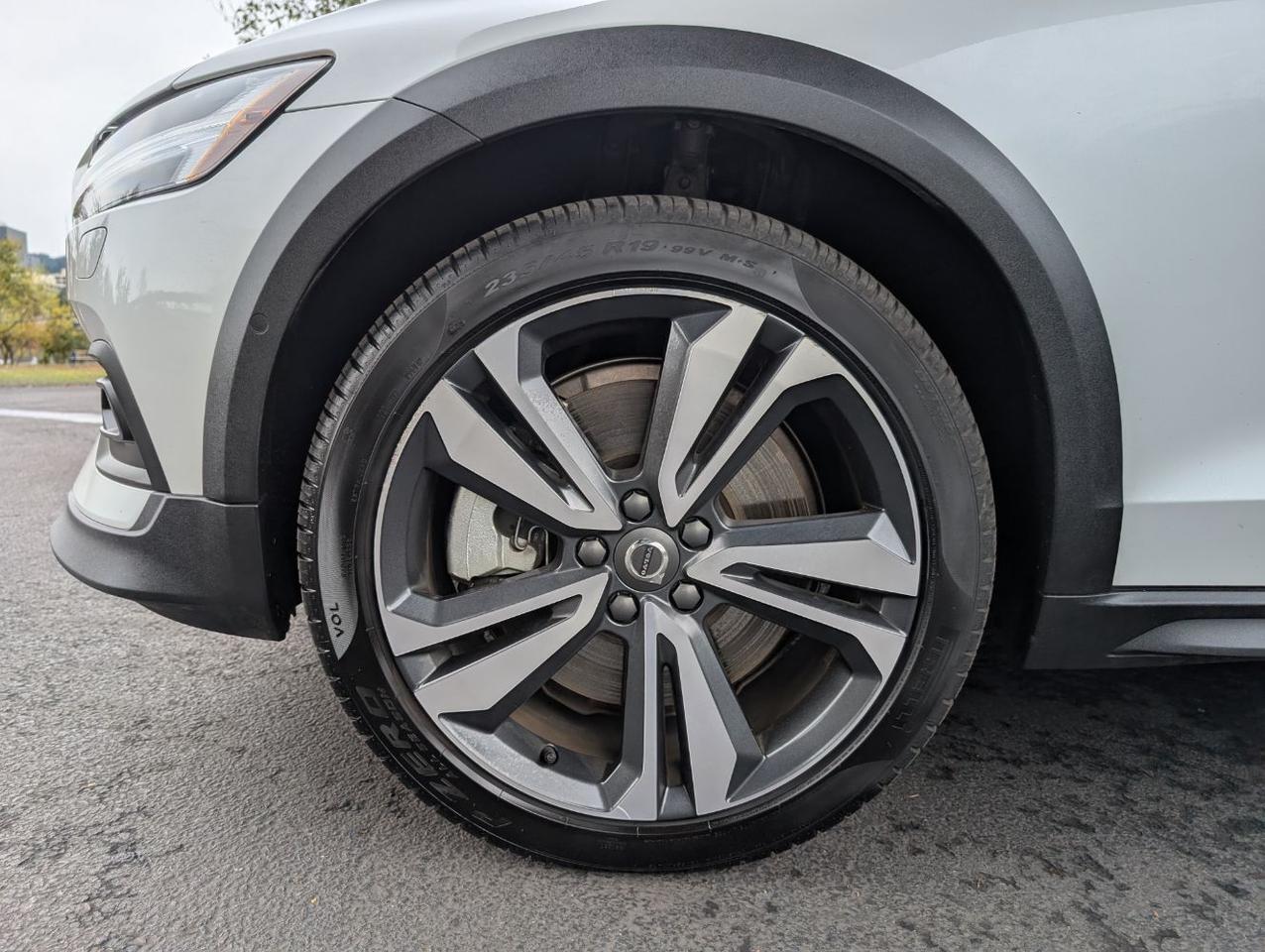 2025 Volvo V60 Cross Country B5 Hybrid AWD PLUS | High Performance Audio, Pilot Assist, 360° Cam, 4 Heated Seats & Htd Wheel Portland OR