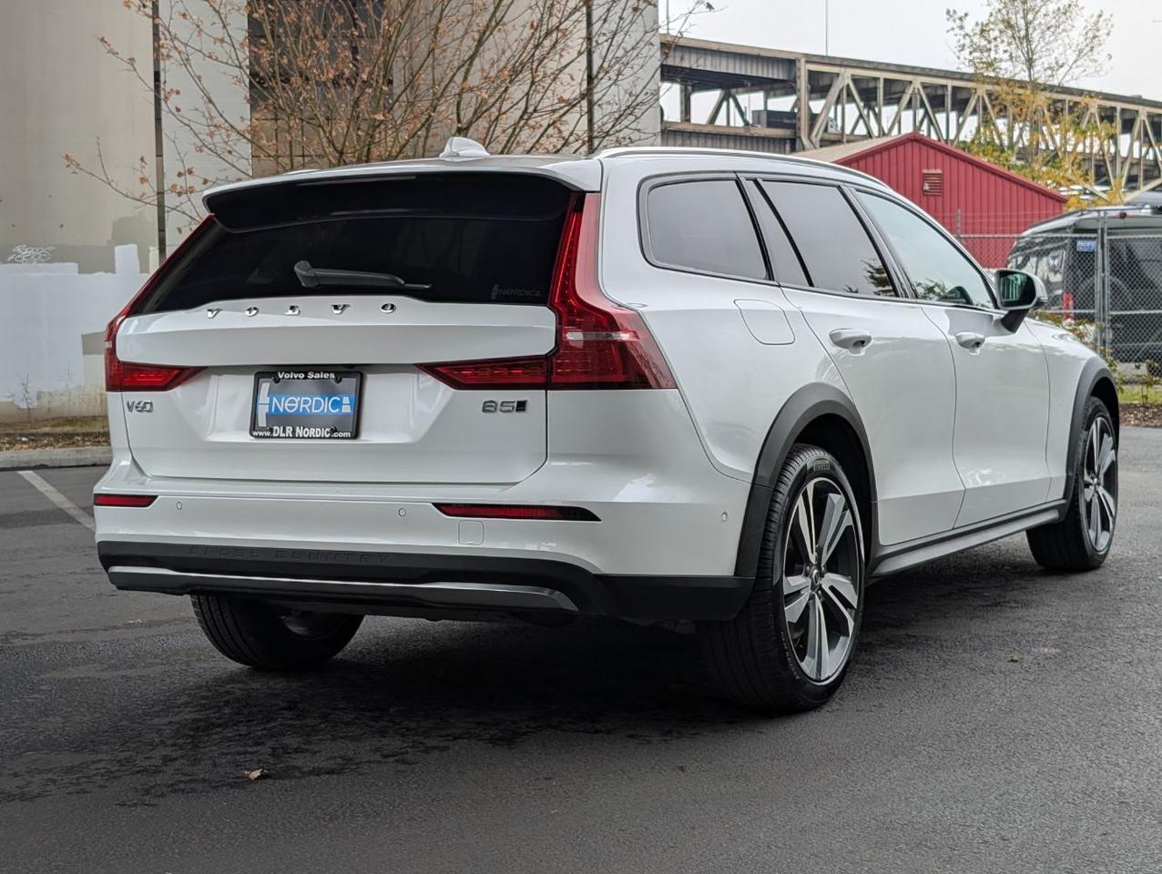 2025 Volvo V60 Cross Country B5 Hybrid AWD PLUS | High Performance Audio, Pilot Assist, 360° Cam, 4 Heated Seats & Htd Wheel Portland OR