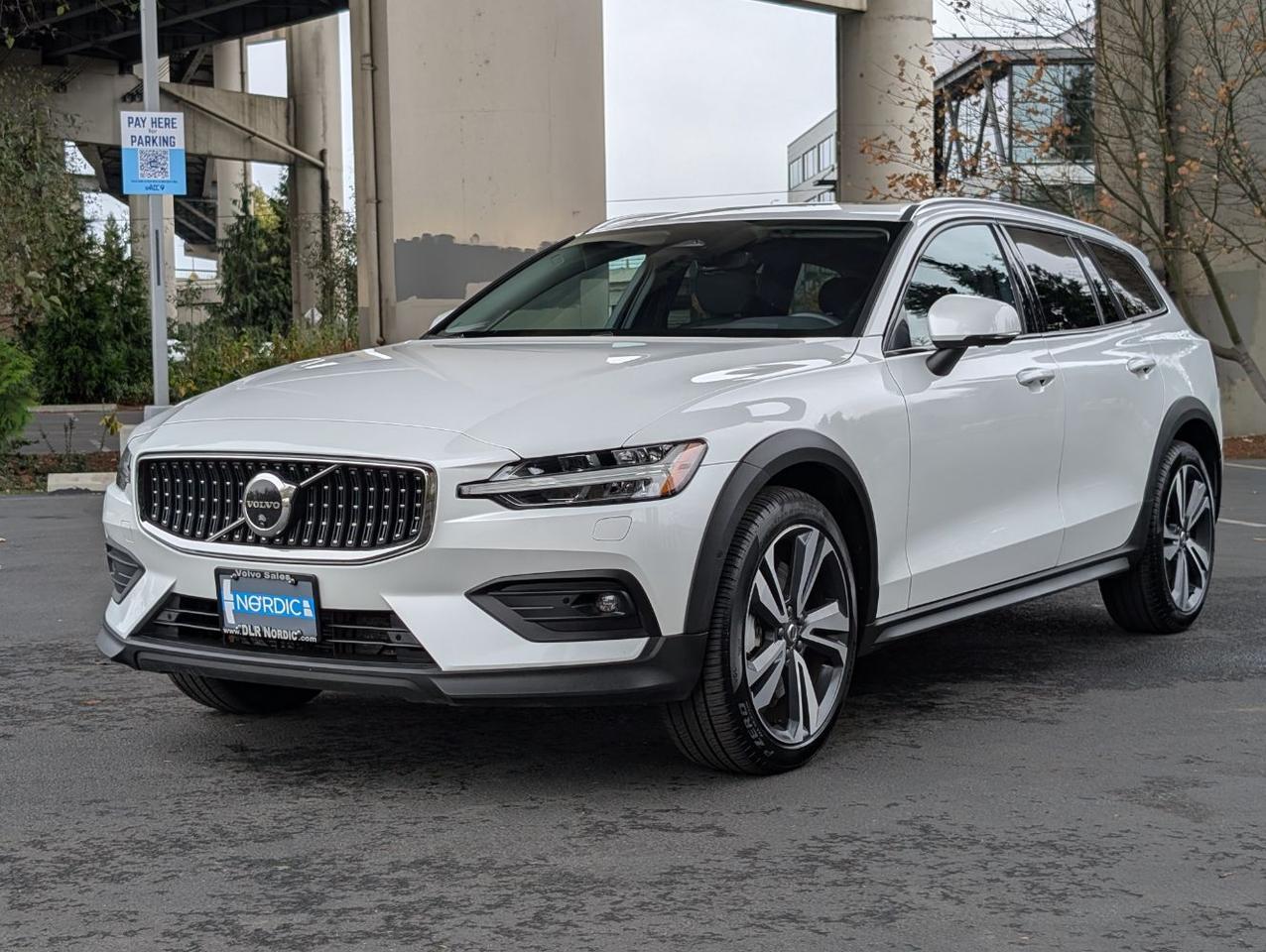 2025 Volvo V60 Cross Country B5 Hybrid AWD PLUS | High Performance Audio, Pilot Assist, 360° Cam, 4 Heated Seats & Htd Wheel Portland OR
