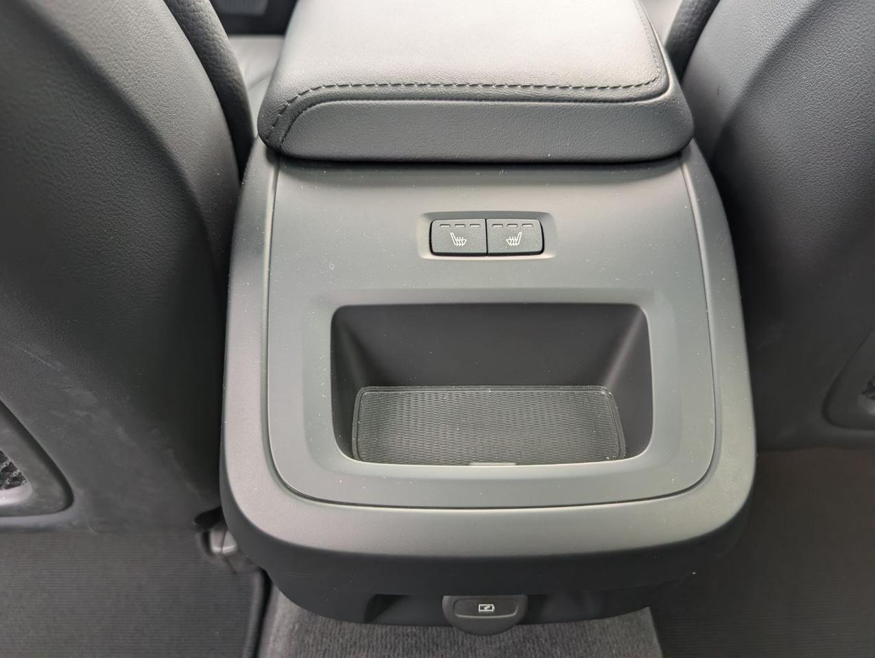 2025 Volvo V60 Cross Country B5 Hybrid AWD PLUS | High Performance Audio, Pilot Assist, 360° Cam, 4 Heated Seats & Wheel Portland OR