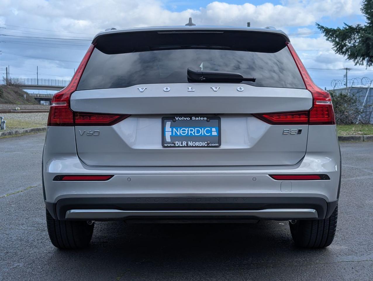 2025 Volvo V60 Cross Country B5 Hybrid AWD PLUS | High Performance Audio, Pilot Assist, 360° Cam, 4 Heated Seats & Wheel Portland OR