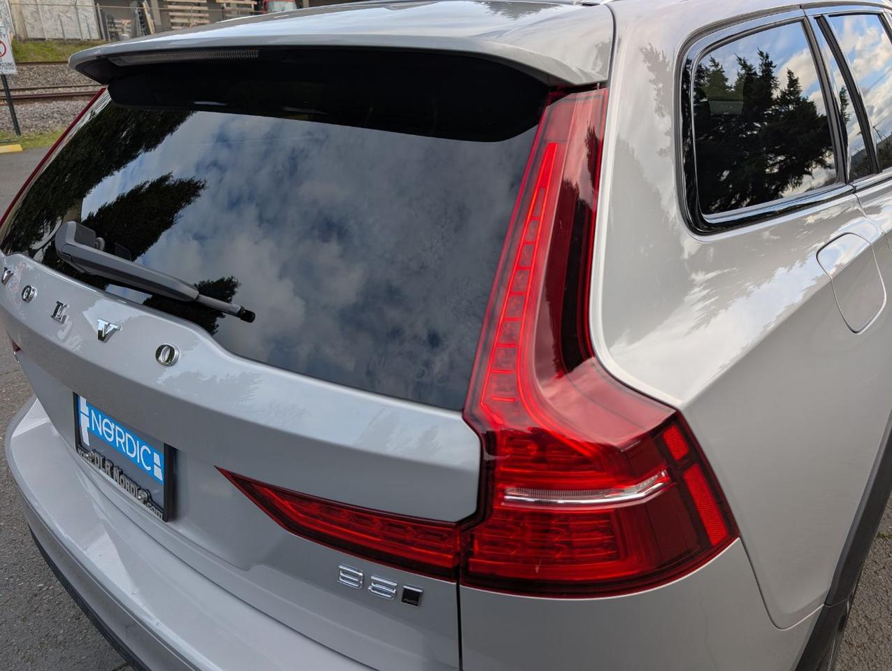 2025 Volvo V60 Cross Country B5 Hybrid AWD PLUS | High Performance Audio, Pilot Assist, 360° Cam, 4 Heated Seats & Wheel Portland OR