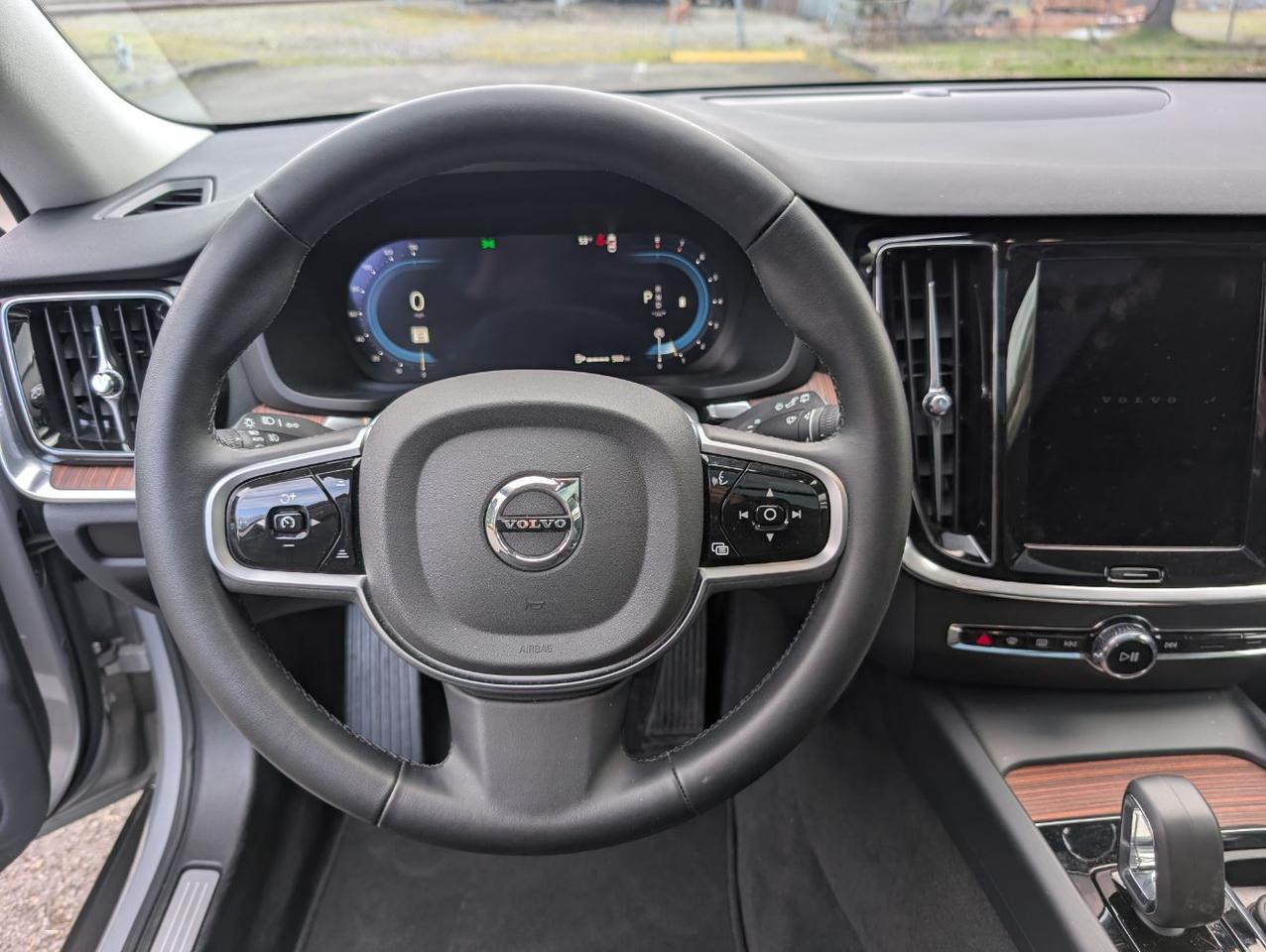 2025 Volvo V60 Cross Country B5 Hybrid AWD PLUS | High Performance Audio, Pilot Assist, 360° Cam, 4 Heated Seats & Wheel Portland OR