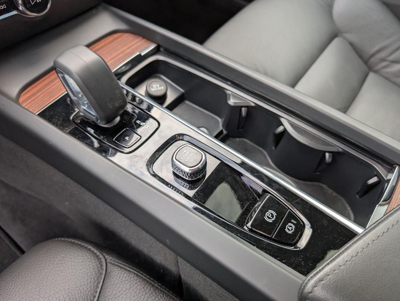 2025 Volvo V60 Cross Country B5 Hybrid AWD PLUS | High Performance Audio, Pilot Assist, 360° Cam, 4 Heated Seats & Wheel Portland OR