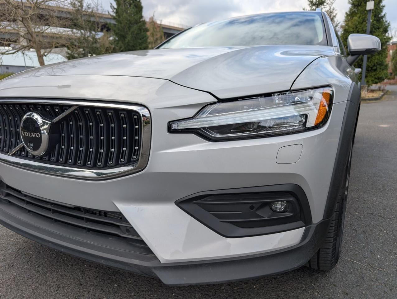 2025 Volvo V60 Cross Country B5 Hybrid AWD PLUS | High Performance Audio, Pilot Assist, 360° Cam, 4 Heated Seats & Wheel Portland OR