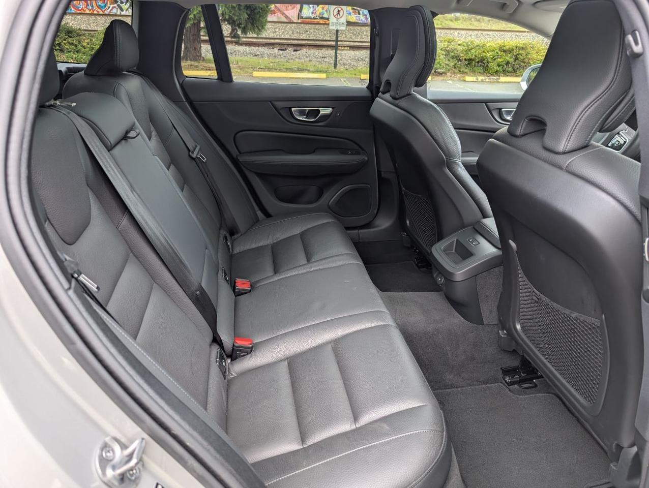 2025 Volvo V60 Cross Country B5 Hybrid AWD PLUS | High Performance Audio, Pilot Assist, 360° Cam, 4 Heated Seats & Wheel Portland OR