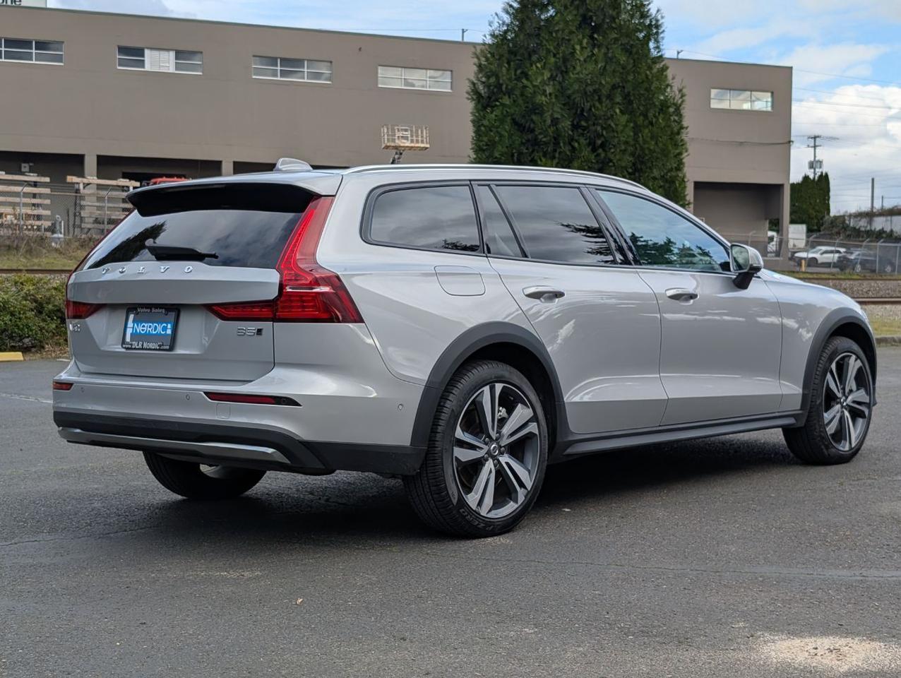 2025 Volvo V60 Cross Country B5 Hybrid AWD PLUS | High Performance Audio, Pilot Assist, 360° Cam, 4 Heated Seats & Wheel Portland OR