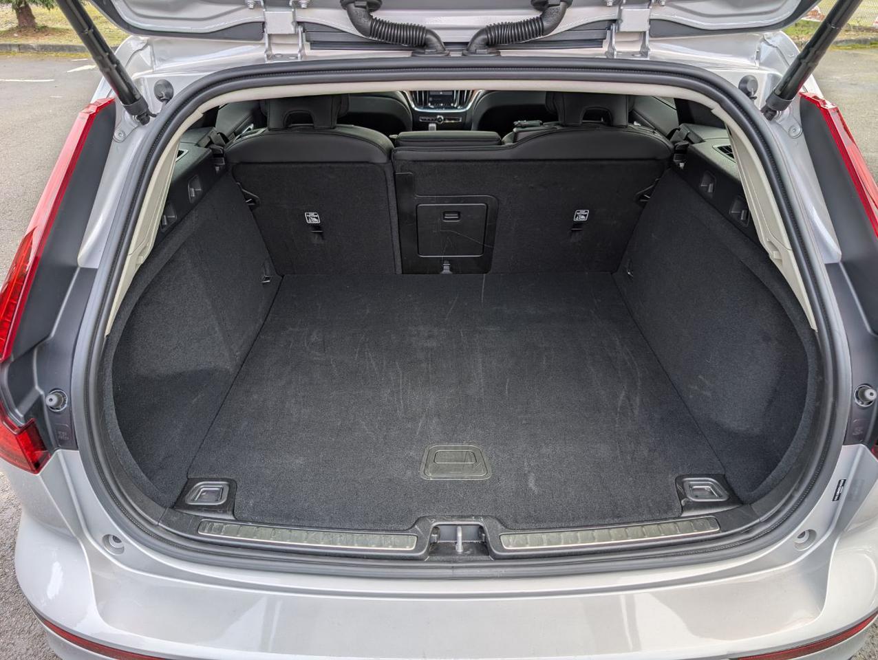 2025 Volvo V60 Cross Country B5 Hybrid AWD PLUS | High Performance Audio, Pilot Assist, 360° Cam, 4 Heated Seats & Wheel Portland OR