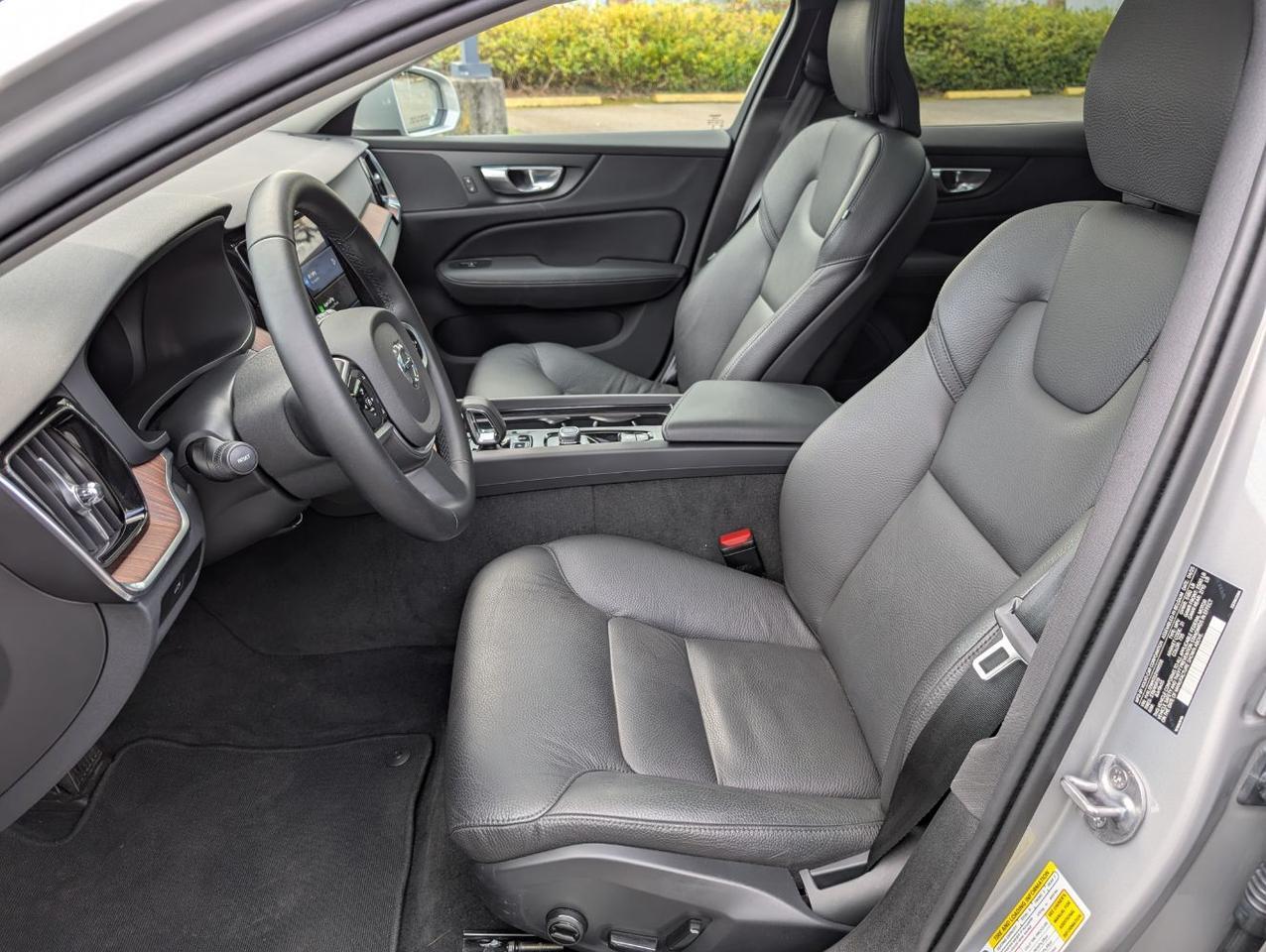 2025 Volvo V60 Cross Country B5 Hybrid AWD PLUS | High Performance Audio, Pilot Assist, 360° Cam, 4 Heated Seats & Wheel Portland OR