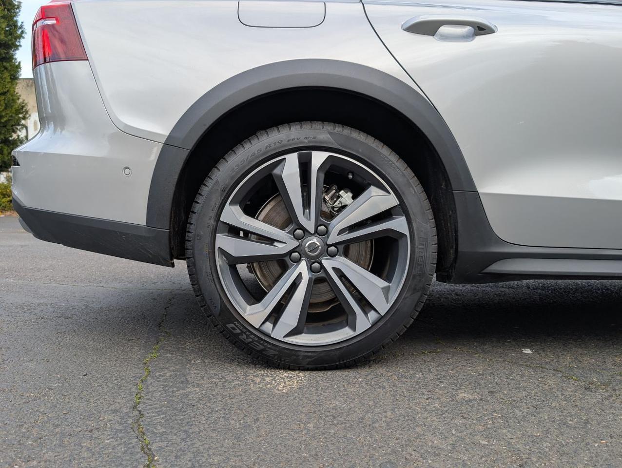 2025 Volvo V60 Cross Country B5 Hybrid AWD PLUS | High Performance Audio, Pilot Assist, 360° Cam, 4 Heated Seats & Wheel Portland OR