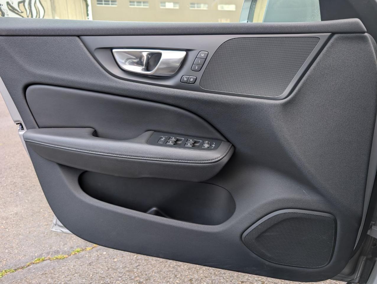 2025 Volvo V60 Cross Country B5 Hybrid AWD PLUS | High Performance Audio, Pilot Assist, 360° Cam, 4 Heated Seats & Wheel Portland OR