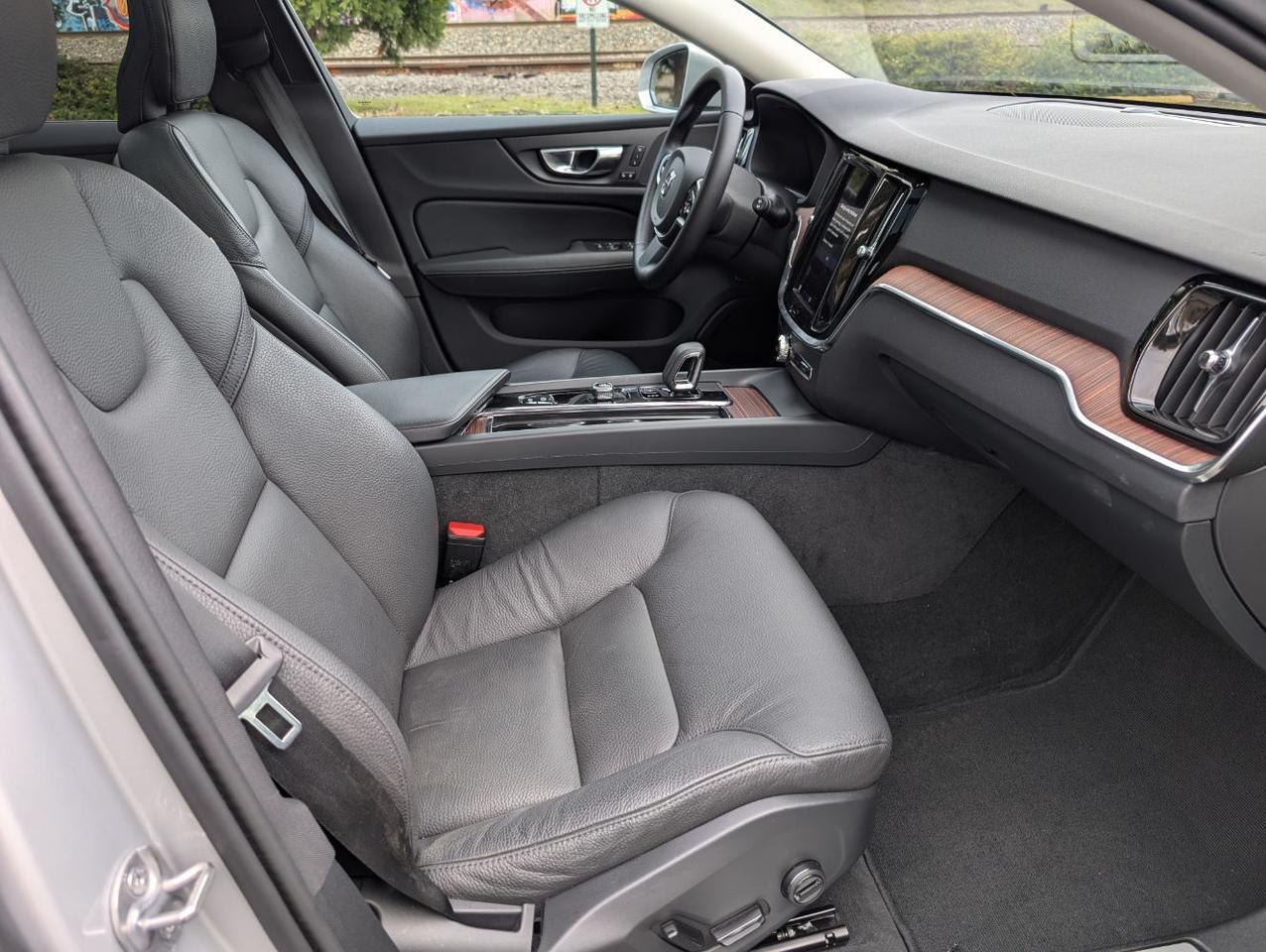 2025 Volvo V60 Cross Country B5 Hybrid AWD PLUS | High Performance Audio, Pilot Assist, 360° Cam, 4 Heated Seats & Wheel Portland OR