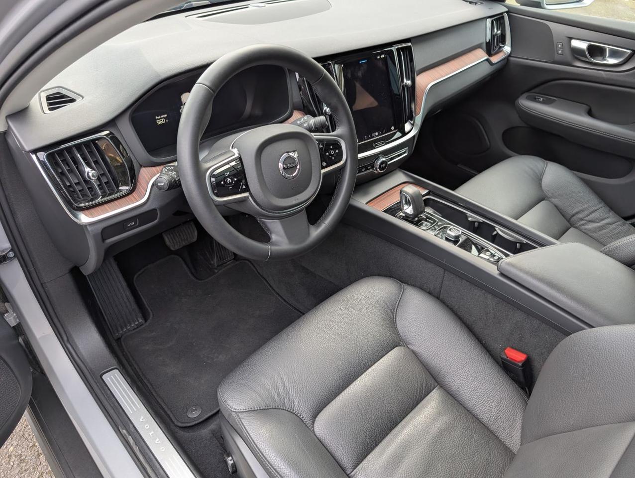 2025 Volvo V60 Cross Country B5 Hybrid AWD PLUS | High Performance Audio, Pilot Assist, 360° Cam, 4 Heated Seats & Wheel Portland OR