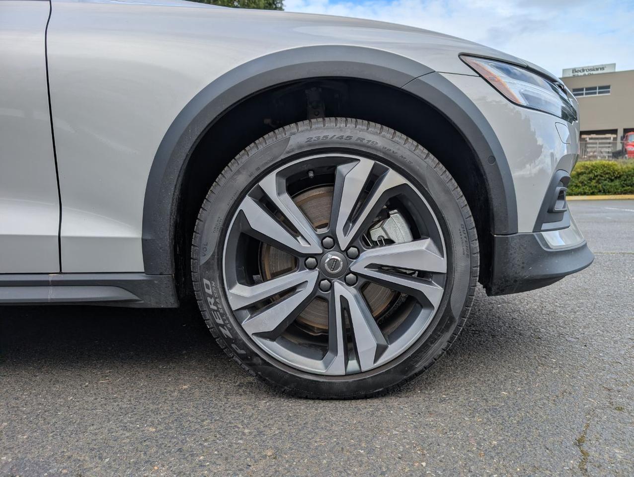 2025 Volvo V60 Cross Country B5 Hybrid AWD PLUS | High Performance Audio, Pilot Assist, 360° Cam, 4 Heated Seats & Wheel Portland OR