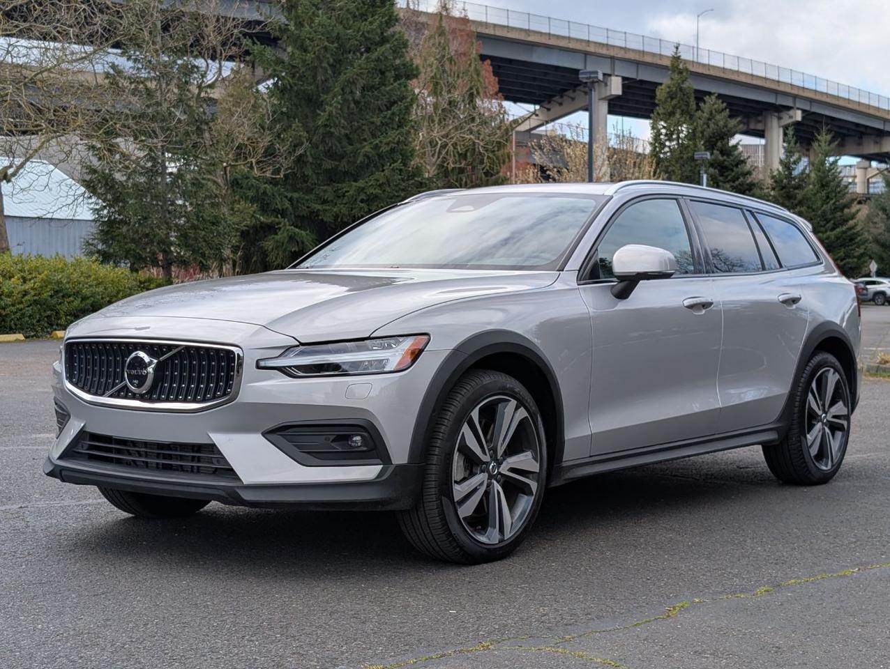 2025 Volvo V60 Cross Country B5 Hybrid AWD PLUS | High Performance Audio, Pilot Assist, 360° Cam, 4 Heated Seats & Wheel Portland OR