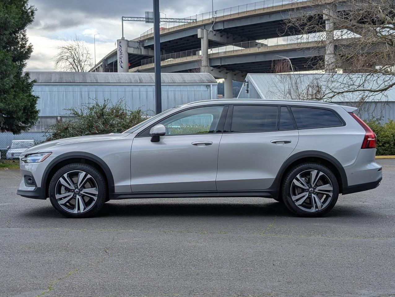 2025 Volvo V60 Cross Country B5 Hybrid AWD PLUS | High Performance Audio, Pilot Assist, 360° Cam, 4 Heated Seats & Wheel Portland OR