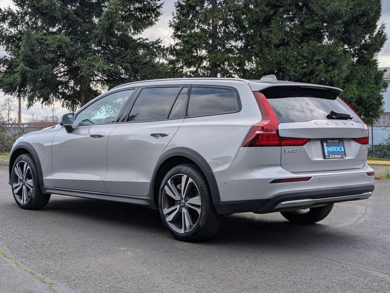 2025 Volvo V60 Cross Country B5 Hybrid AWD PLUS | High Performance Audio, Pilot Assist, 360° Cam, 4 Heated Seats & Wheel Portland OR