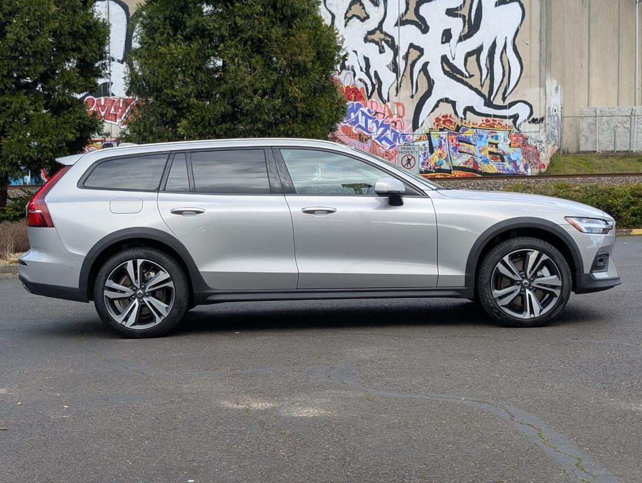 2025 Volvo V60 Cross Country B5 Hybrid AWD PLUS | High Performance Audio, Pilot Assist, 360° Cam, 4 Heated Seats & Wheel Portland OR