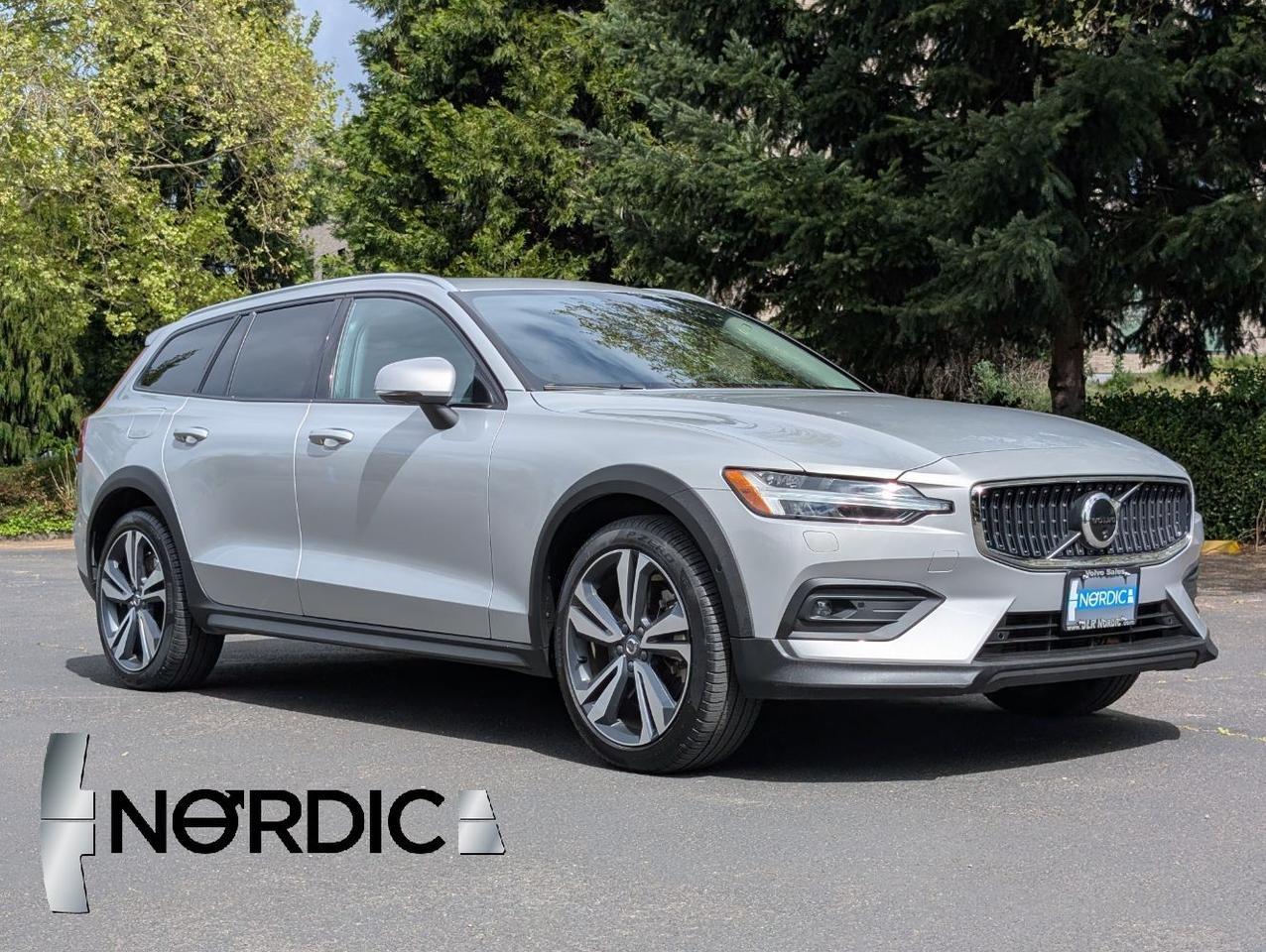 2025 Volvo V60 Cross Country B5 Hybrid AWD PLUS | High Performance Audio, Pilot Assist, 360° Cam, 4 Heated Seats & Wheel