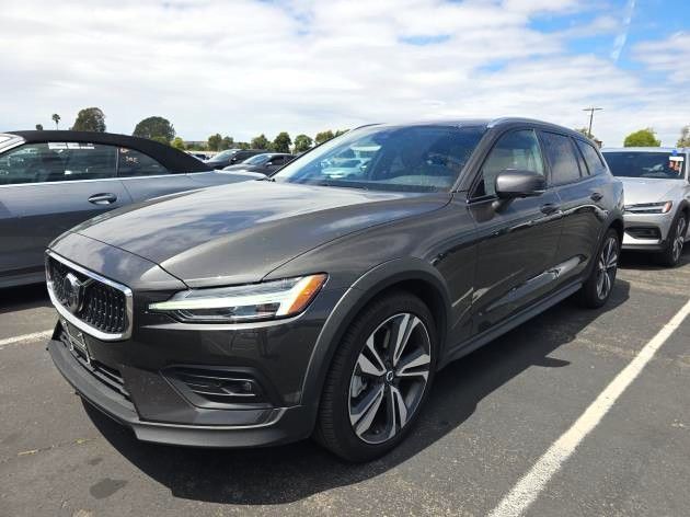 2025 Volvo V60 Cross Country B5 Plus Adaptive Cruise Panoramic Roof Portland OR