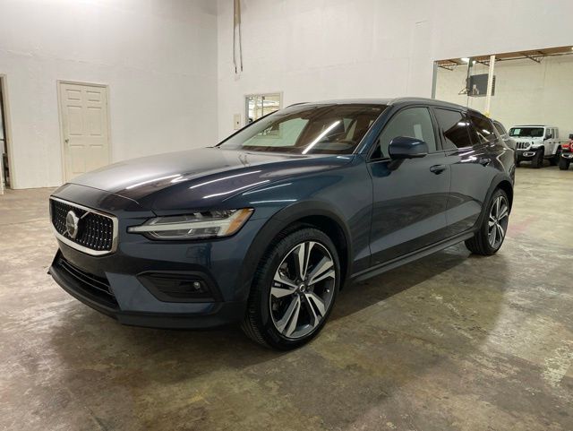 2025 Volvo V60 Cross Country B5 Plus