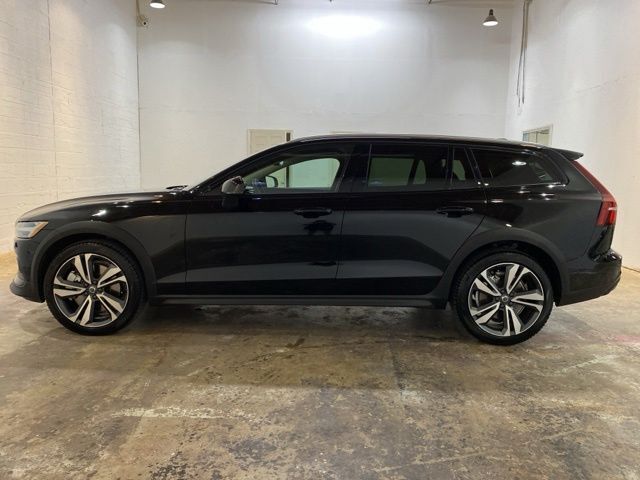 2025 Volvo V60 Cross Country B5 Plus