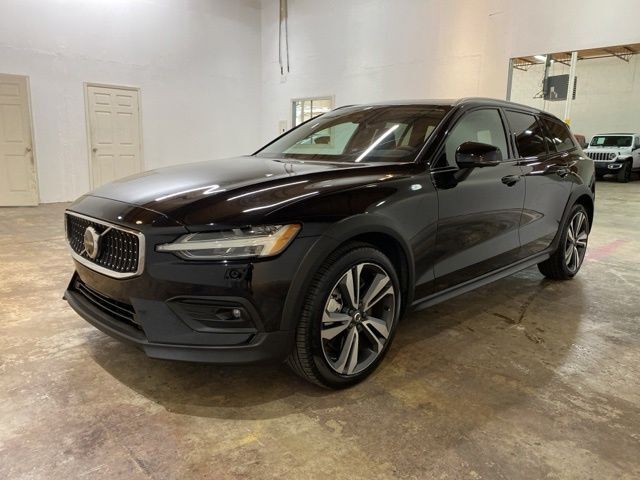 2025 Volvo V60 Cross Country B5 Plus