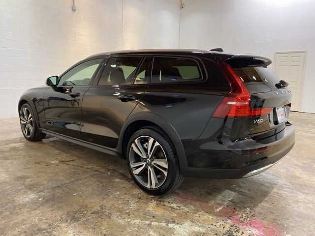 2025 Volvo V60 Cross Country B5 Plus