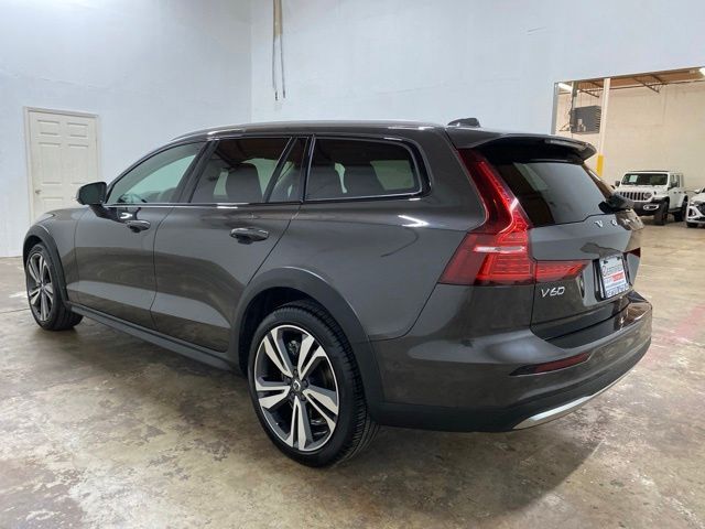 2025 Volvo V60 Cross Country B5 Plus