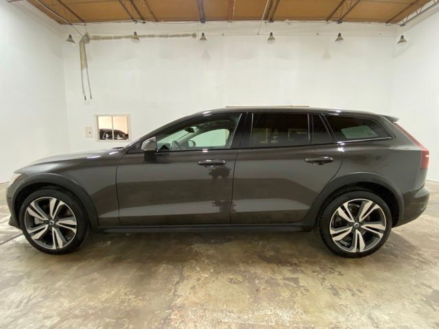 2025 Volvo V60 Cross Country B5 Plus