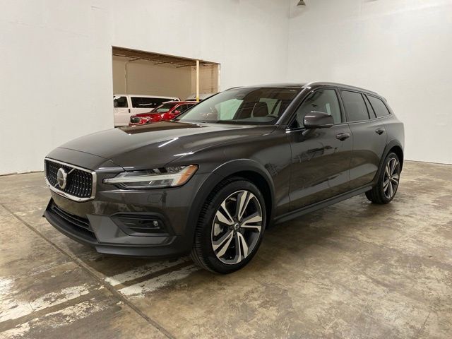 2025 Volvo V60 Cross Country B5 Plus