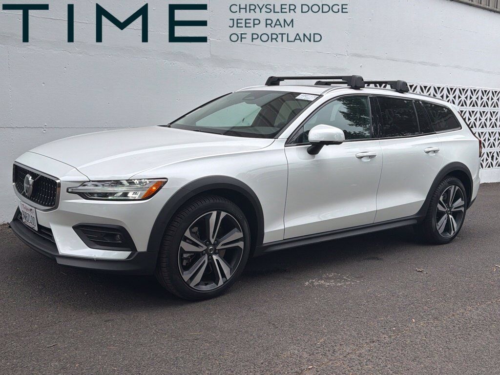 2025 Volvo V60 Cross Country B5 Plus
