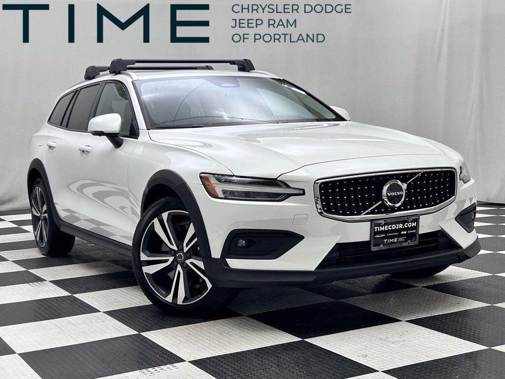 2025 Volvo V60 Cross Country B5 Plus