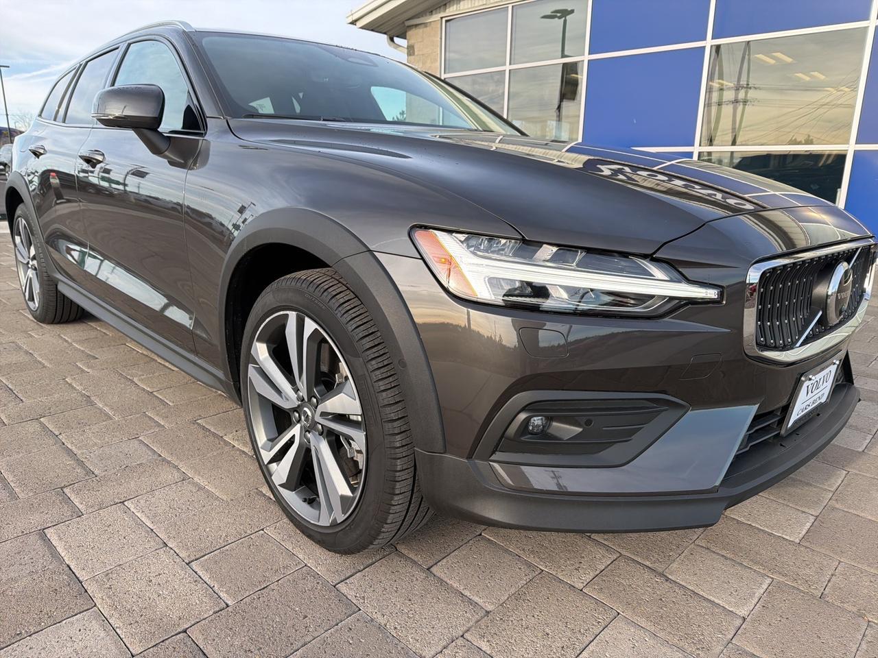 2025 Volvo V60 Cross Country B5 Plus