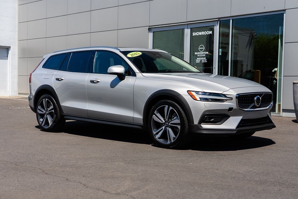 2025 Volvo V60 Cross Country B5 Plus