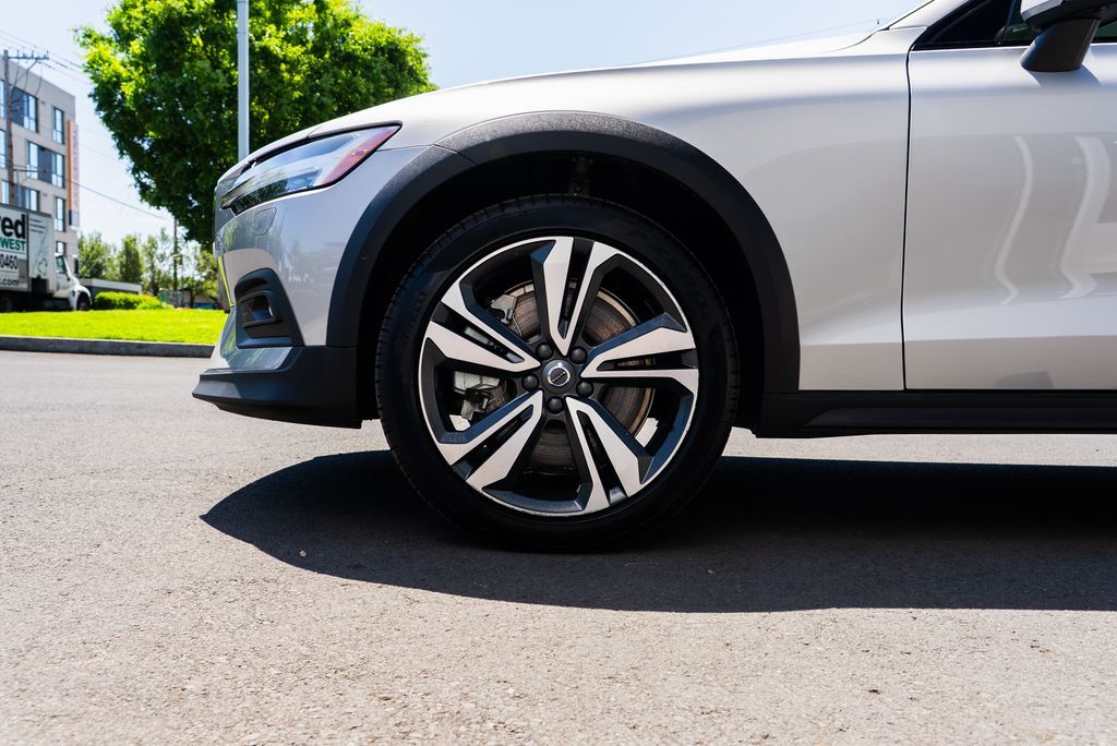 2025 Volvo V60 Cross Country B5 Plus Beaverton OR