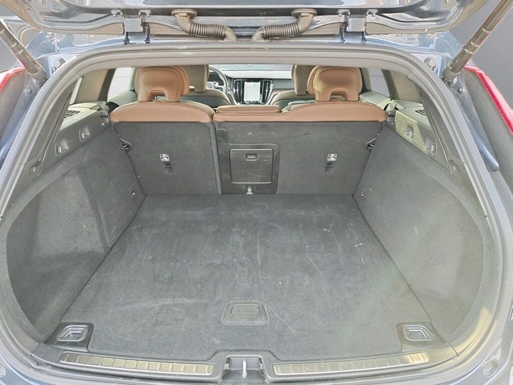 2025 Volvo V60 Cross Country B5 Plus Hunt Valley MD