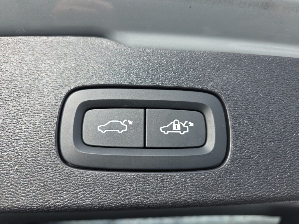 2025 Volvo V60 Cross Country B5 Plus Hunt Valley MD