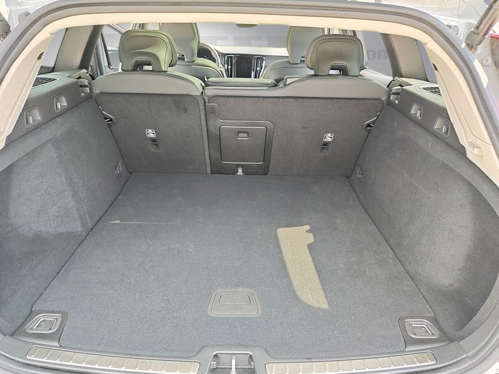2025 Volvo V60 Cross Country B5 Plus Hunt Valley MD