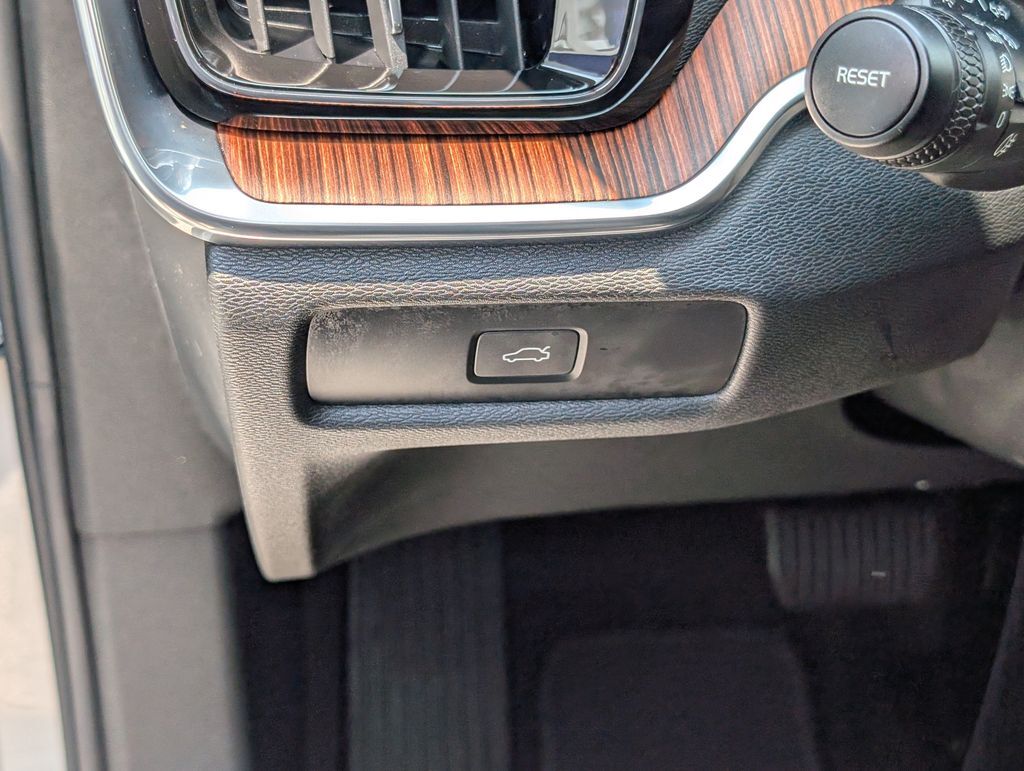 2025 Volvo V60 Cross Country B5 Plus Hunt Valley MD