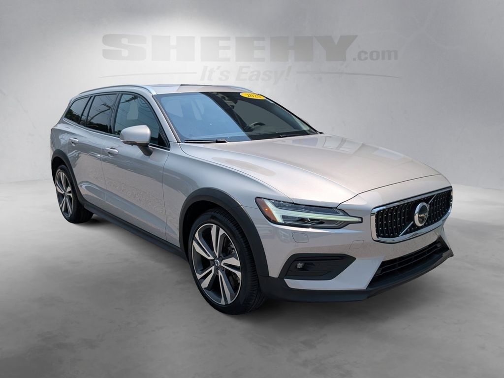 2025 Volvo V60 Cross Country B5 Plus Hunt Valley MD