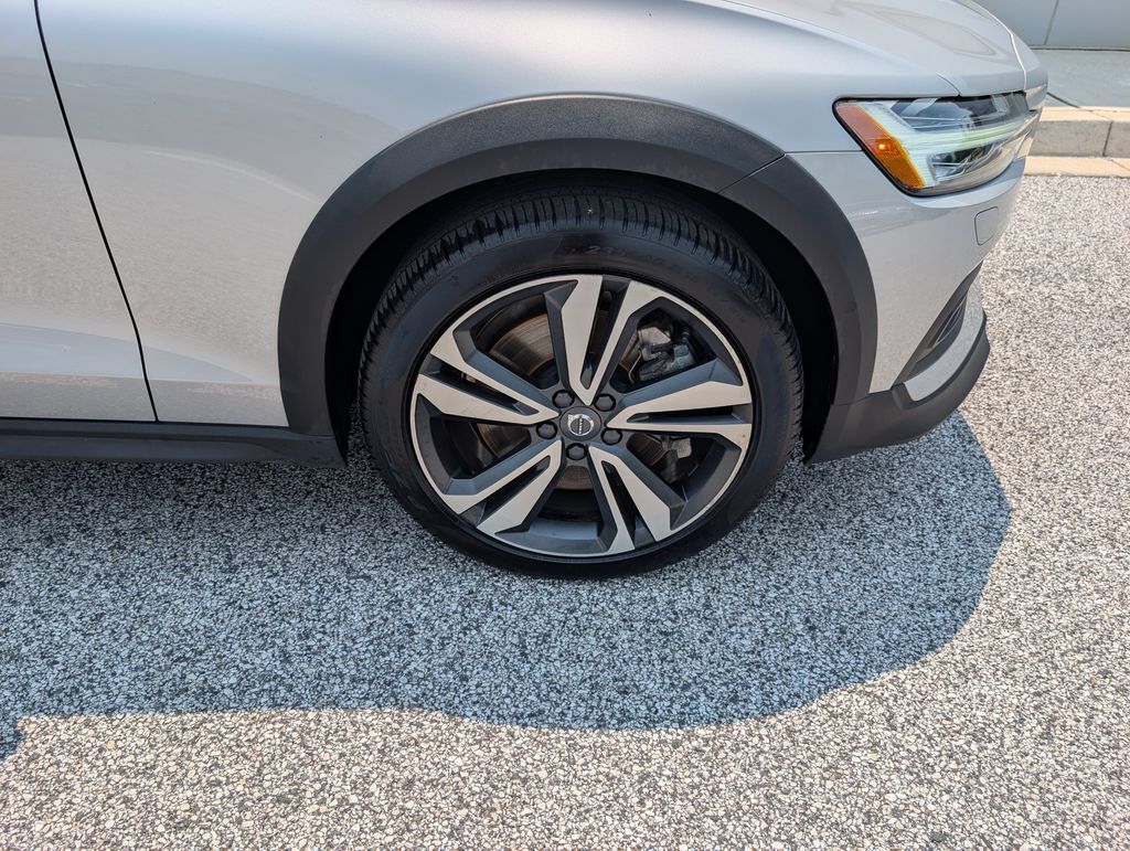 2025 Volvo V60 Cross Country B5 Plus Hunt Valley MD