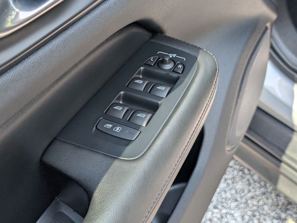 2025 Volvo V60 Cross Country B5 Plus Hunt Valley MD